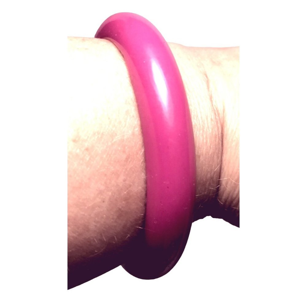 Vintage 1980s to Y2K Domed Hot Pink Color Pop Lucite Bangle Bracelet